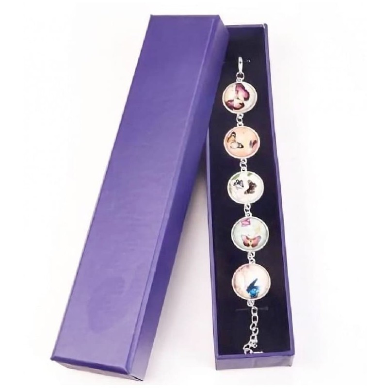 Pulsera para mujer adornada con detalles de mariposas troqueladas y acabado brillante.