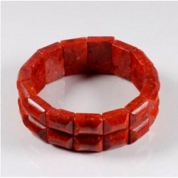 Pulsera para mujer confeccionada con piezas de coral rojo en un original diseño de cuadros entrelazados.