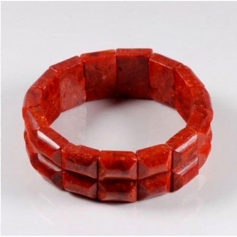 Pulsera para mujer confeccionada con piezas de coral rojo en un original diseño de cuadros entrelazados.