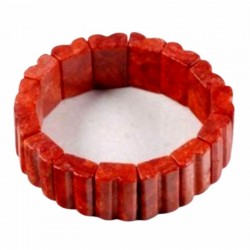 Brazalete ancho para mujer elaborado con piezas de coral rojo en disposición vertical tipo columnas.