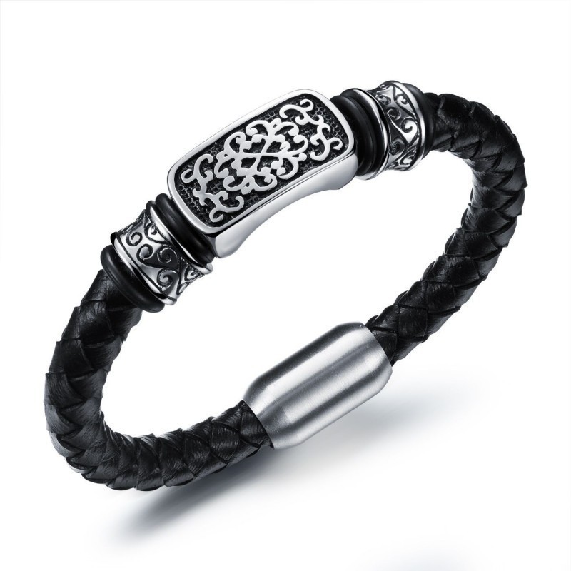 Pulsera de eslabones de titanio para hombre con acabado mate y cierre de seguridad.