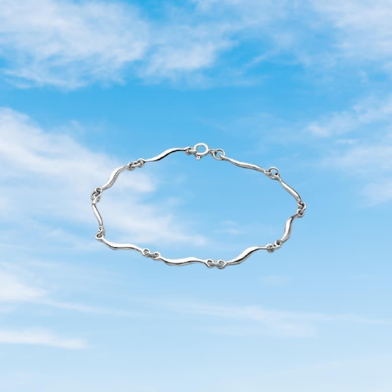 Pulsera de plata de ley 925 para mujer con eslabones de diseño ondulado y acabado en brillo espejo.