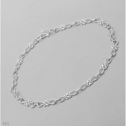 Tobillera de plata de ley 925 con diseño de cadena fina y cierre de seguridad ajustable.