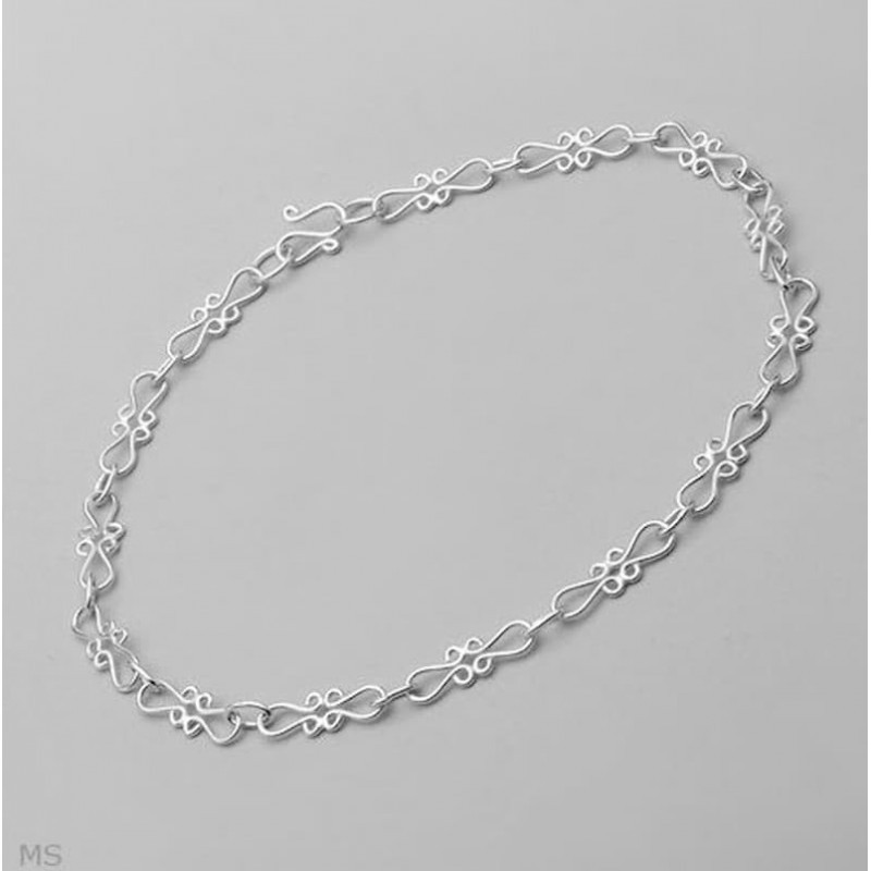 Tobillera de plata de ley 925 con diseño de cadena fina y cierre de seguridad ajustable.