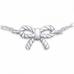Pulsera fina de plata de ley 925 con colgante central en forma de lazo de amor con acabado pulido.