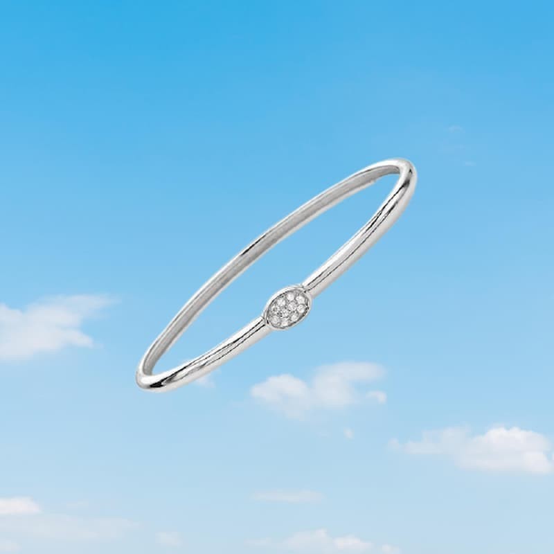 Pulsera tipo esclava de plata de ley 925 maciza con incrustaciones de piedras preciosas blancas de talla brillante.