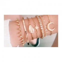 Pack de siete pulseras circulares doradas de diseño fino para lucir juntas o por separado.