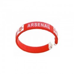 Brazalete deportivo de tela resistente con los colores representativos de club de fútbol y cierre ajustable.