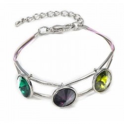 Pulsera rígida de alambre fino chapada en plata con detalles de cristales facetados en varios colores.