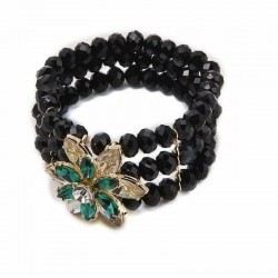 Brazalete ancho elástico para mujer adornado con cristales de colores formando un patrón floral detallado.