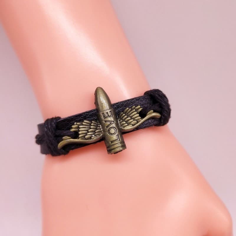 Pulsera de cordón de piel negra para hombre y mujer con detalle central metálico en forma de bala.
