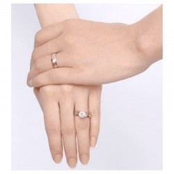 Par de anillos para novios fabricados en acero inoxidable pulido con diseño minimalista y elegante.