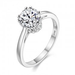 Anillo solitario de boda con una circonita central de gran tamaño y banda decorada con pequeñas gemas brillantes.