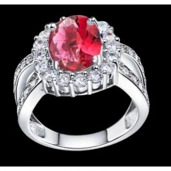 Anillo de plata de ley 925 con una piedra grande de cristal color rubí facetado en talla 17.