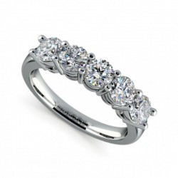 Anillo de boda de acero inoxidable chapado en plata con incrustaciones de brillantes símil topacio en la banda.
