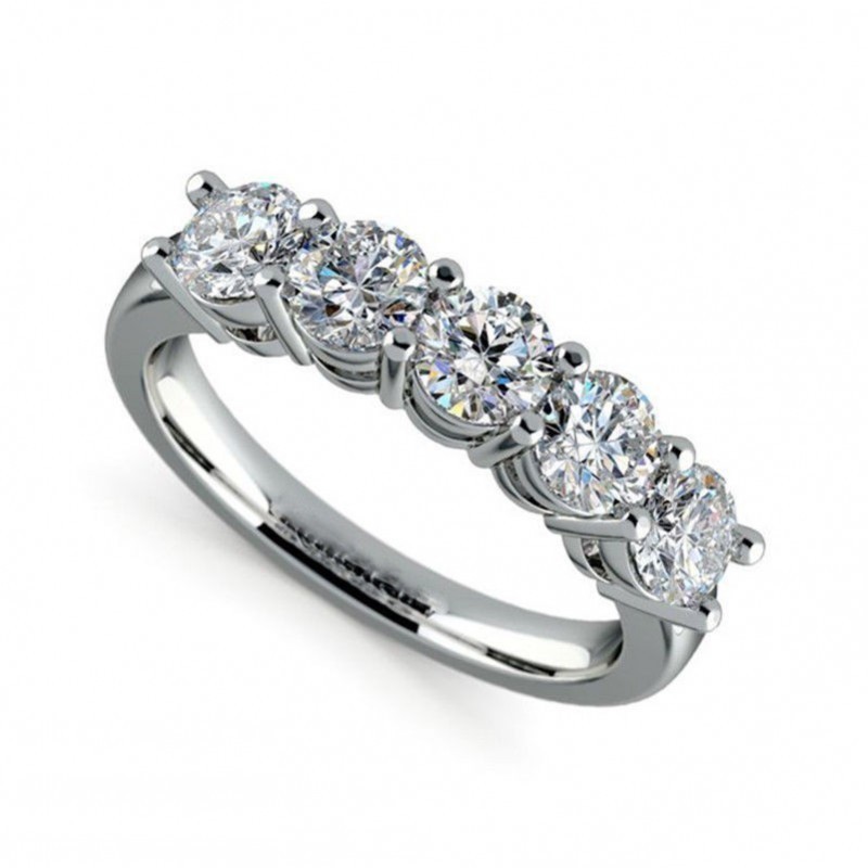 Anillo de boda de acero inoxidable chapado en plata con incrustaciones de brillantes símil topacio en la banda.