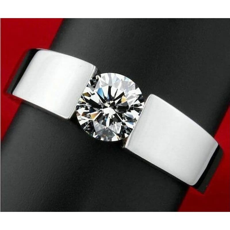 Anillo de compromiso tipo alianza de acero inoxidable color plata con una piedra de cristal central engastada.
