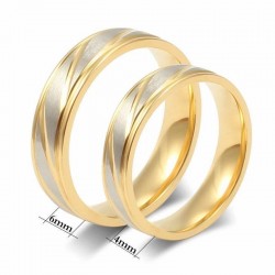 Par de anillos de acero inoxidable con diseño bicolor en tonos plateado y dorado para parejas.