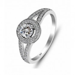 Anillo de compromiso en plata de ley 925 con acabado en rodio, circonita central y laterales con cristales blancos.
