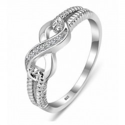 Anillo de mujer con el símbolo del infinito en plata de ley 925, acabado en rodio y pavé de circonitas blancas.