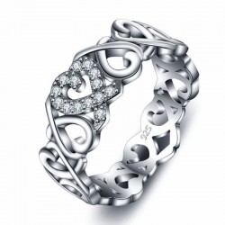Anillo tipo alianza de plata de ley 925 con línea de circonitas blancas engastadas en carril.