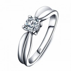 Anillo solitario clásico de compromiso fabricado en plata de ley 925 con una circonia cúbica central transparente.
