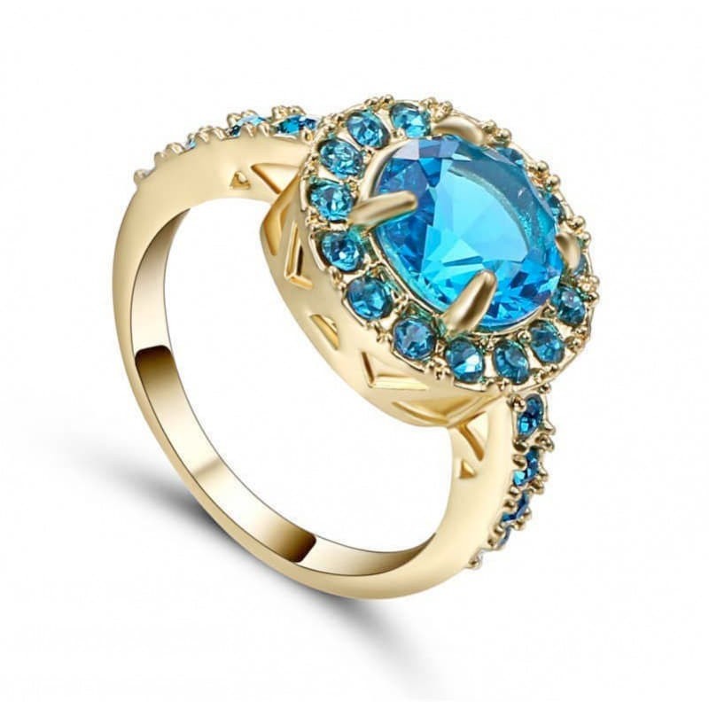 Anillo elegante bañado en oro con una piedra de cristal central facetada en talla 17.