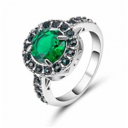 Anillo de acero inoxidable con acabado en rodio y piedra central facetada de color verde en talla 19.