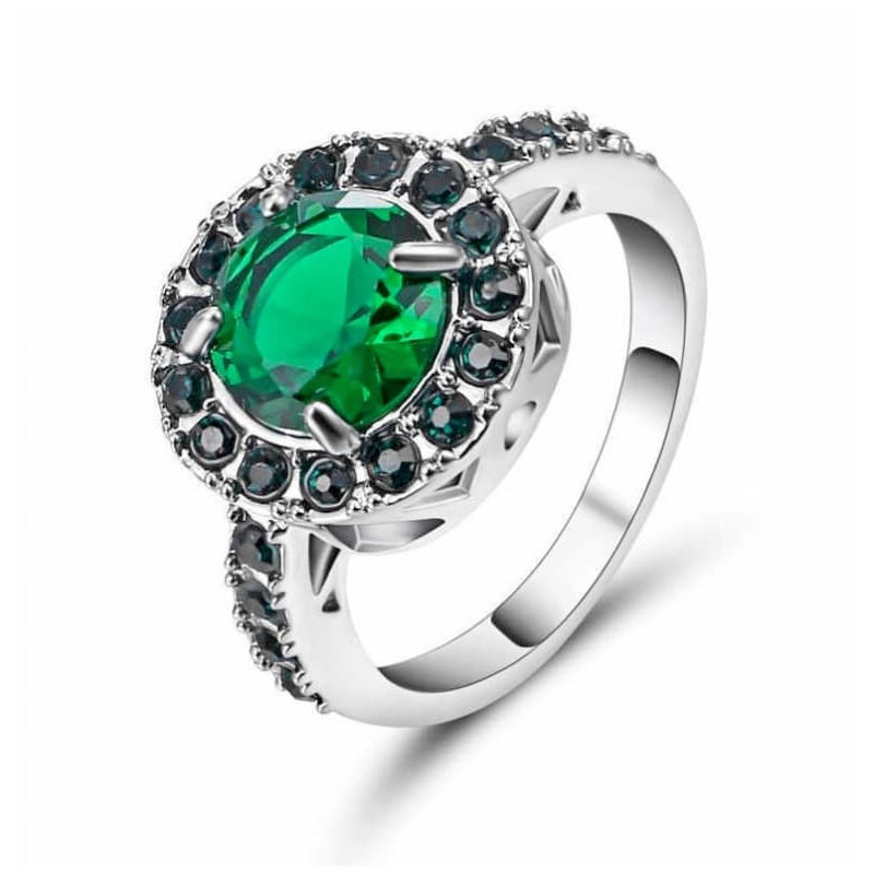Anillo de acero inoxidable con acabado en rodio y piedra central facetada de color verde en talla 19.