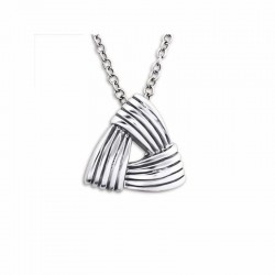 Collar de plata de ley 925 con colgante geométrico en forma de triángulo con acabado pulido espejo.