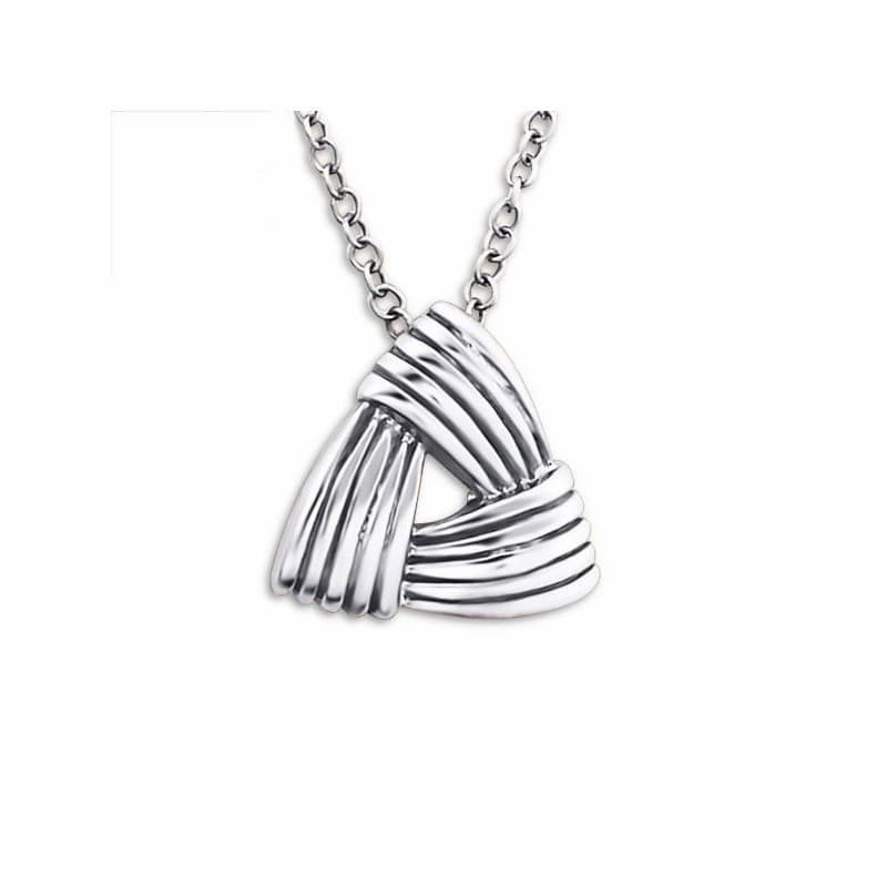 Collar de plata de ley 925 con colgante geométrico en forma de triángulo con acabado pulido espejo.