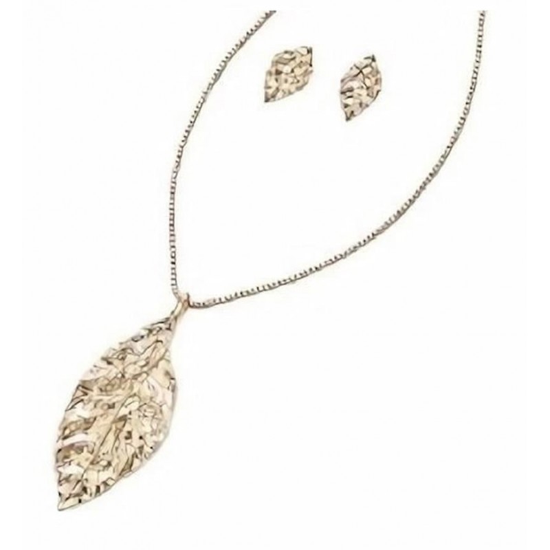 Set de joyería para mujer con diseño de hoja calada en acabado dorado, incluye collar y pendientes a juego.