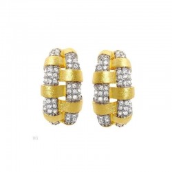 Pendientes para mujer de plata de ley 925 con acabado en oro de 18 quilates y diseño de tres bolitas en disposición vertical.