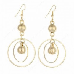 Pendientes largos de estilo nupcial con perlas en tono dorado y colgantes redondos planos en acabado oro pulido.