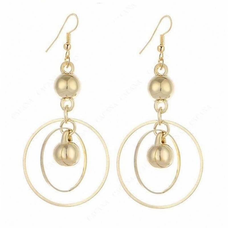 Pendientes largos de estilo nupcial con perlas en tono dorado y colgantes redondos planos en acabado oro pulido.