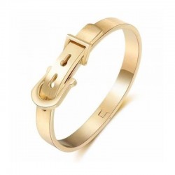 Brazalete rígido de mujer fabricado en acero inoxidable con diseño original en forma de cinturón con hebilla.