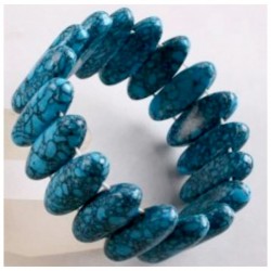 Pulsera para mujer de diseño bohemio con piedras naturales de color turquesa y detalles metálicos brillantes.