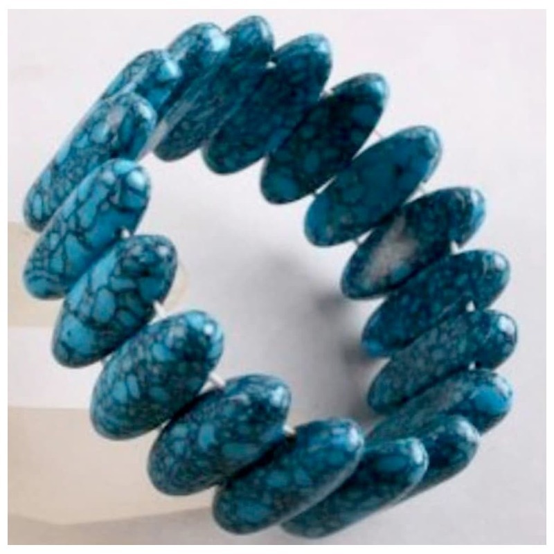Pulsera para mujer de diseño bohemio con piedras naturales de color turquesa y detalles metálicos brillantes.