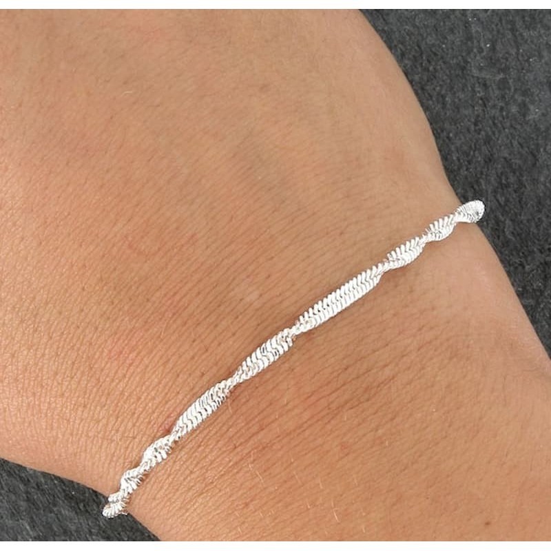 Pulsera de plata de ley 925 con diseño de cadena Singapur de eslabones retorcidos y acabado pulido.