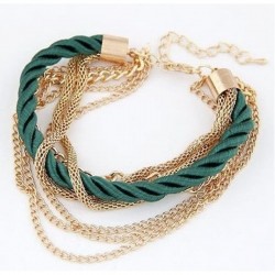 Pulsera de moda para mujer con cordón trenzado de color verde y detalles de cierre en acero con acabado dorado.