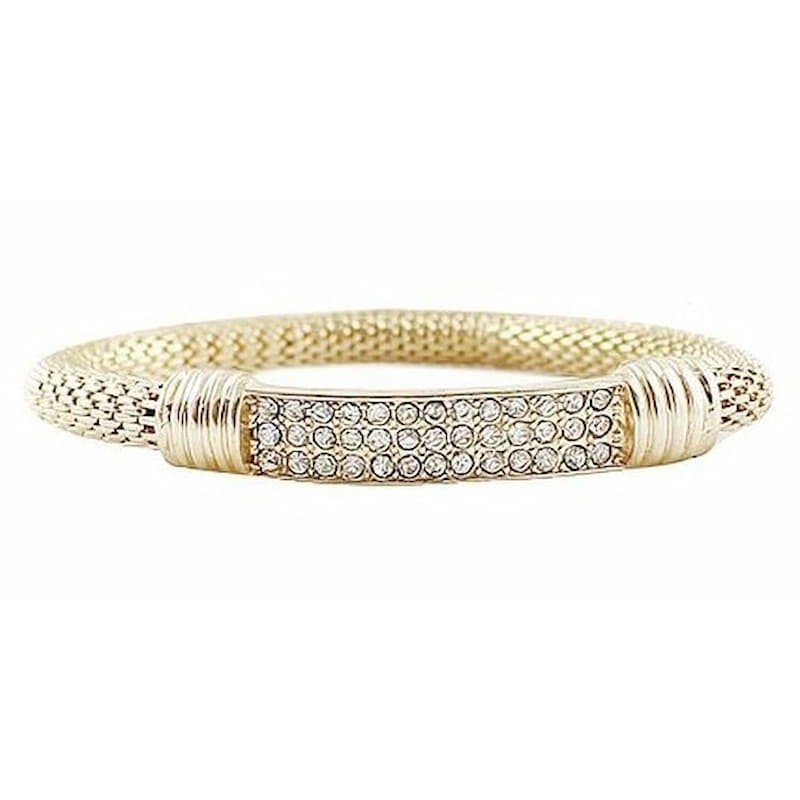 Brazalete ancho y elástico de color dorado decorado con pequeñas incrustaciones de cristales blancos brillantes.