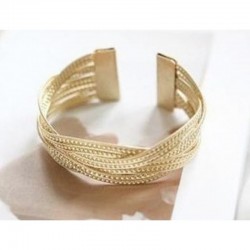 Pulsera ancha para mujer fabricada en acero inoxidable dorado con diseño de eslabones gruesos entrelazados.