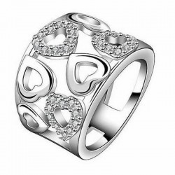 Anillo ancho para mujer en acero chapado en plata decorado con motivos de corazones e incrustaciones de circonitas blancas.