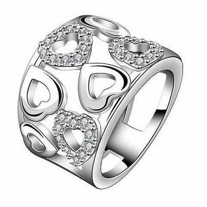Anillo ancho para mujer en acero chapado en plata decorado con motivos de corazones e incrustaciones de circonitas blancas.