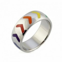 Anillo tipo banda de acero inoxidable con detalle de la bandera LGTBI en colores vibrantes sobre fondo plateado.