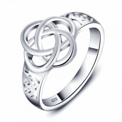 Anillo de promesa para mujer en plata de ley 925 con diseño de dos círculos entrelazados que simbolizan la unión.