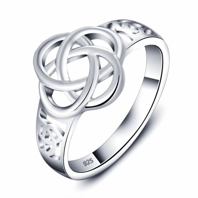 Anillo de promesa para mujer en plata de ley 925 con diseño de dos círculos entrelazados que simbolizan la unión.