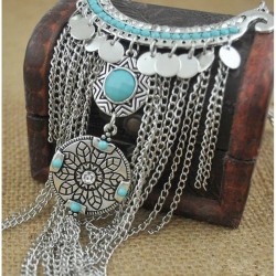 Collar para mujer bañado en plata decorado con piedras de imitación turquesa en tonos azul cielo.