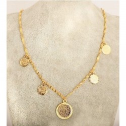 Collar para mujer con acabado en oro decorado con pequeñas monedas colgantes de inspiración clásica.
