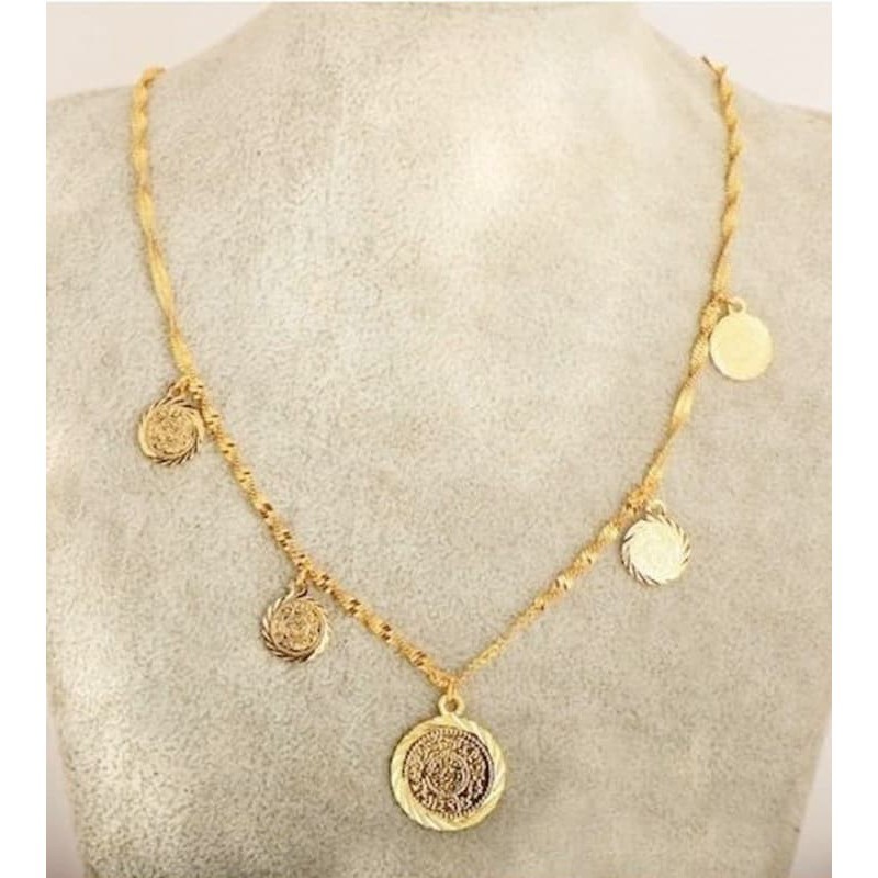 Collar para mujer con acabado en oro decorado con pequeñas monedas colgantes de inspiración clásica.